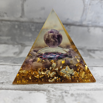 Epoxy Pyramide met maan - 6 x 6,5 cm