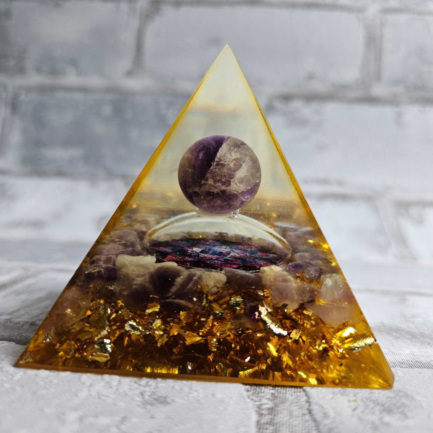 Epoxy Pyramide met maan - 6 x 6,5 cm