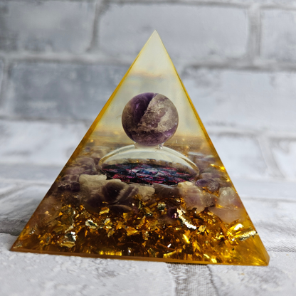 Epoxy Pyramide met maan - 6 x 6,5 cm