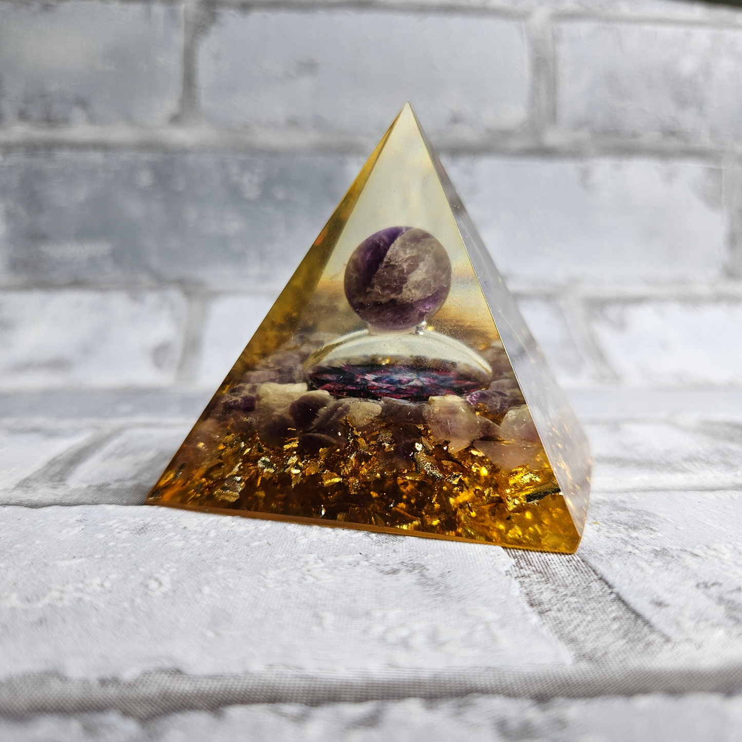 Epoxy Pyramide met maan - 6 x 6,5 cm