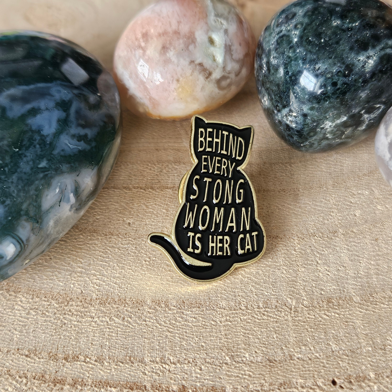 Enamel pin - Behind every strong woman is her cat - Zwarte kat - Hobby en meer  