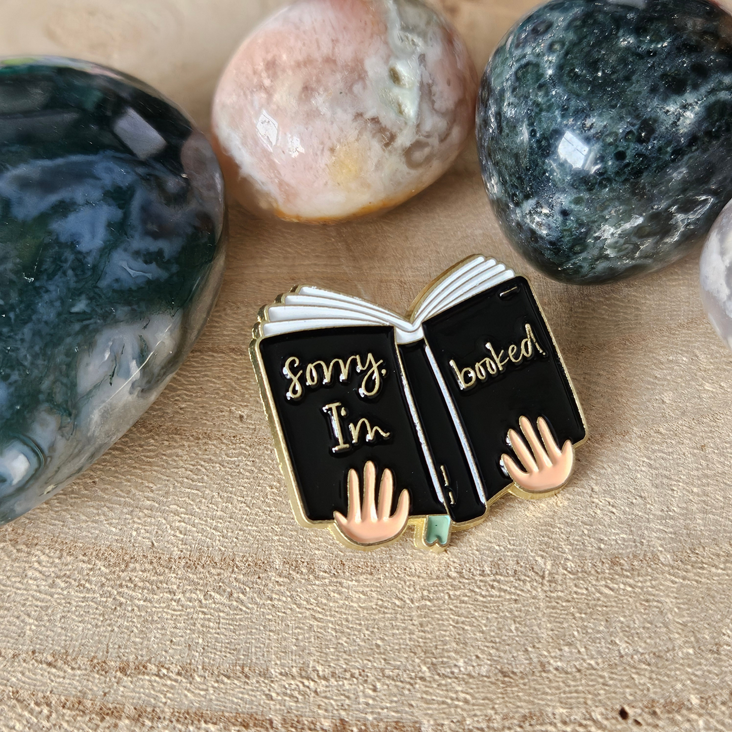 Enamel pin - Boek - Sorry I'm booked - Hobby en meer  