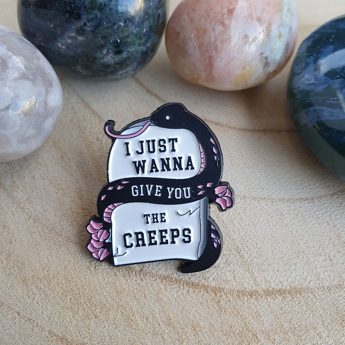 Enamel pin - Grafsteen -  I just wanna give you the creeps - Hobby en meer  