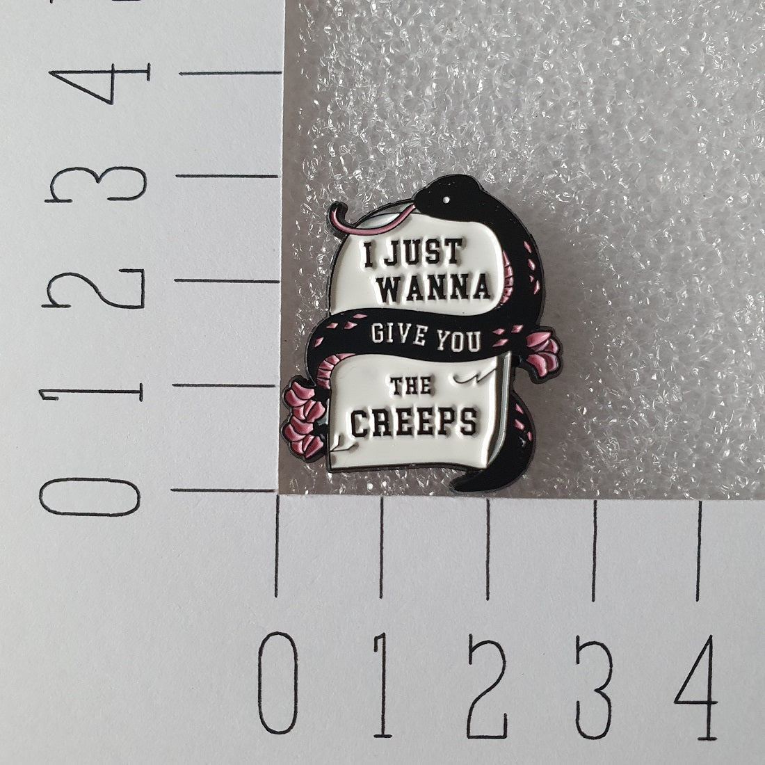 Enamel pin - Grafsteen -  I just wanna give you the creeps - Hobby en meer  