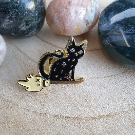 Enamel pin - Kat op bezem - Hobby en meer  
