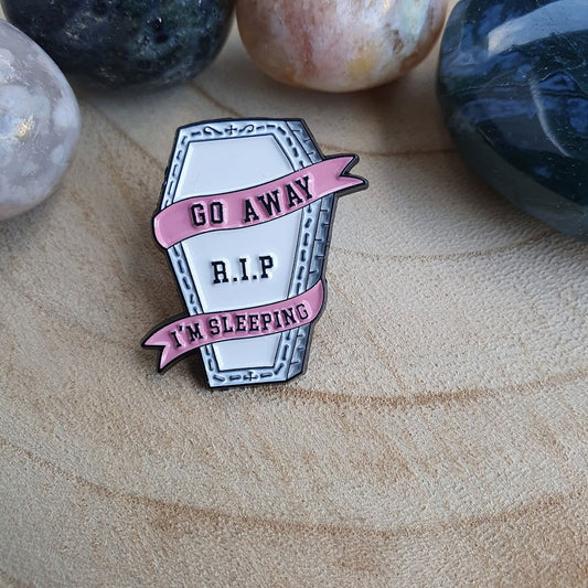 Enamel pin - Kist - Go away R.I.P. i'm sleeping - Hobby en meer  
