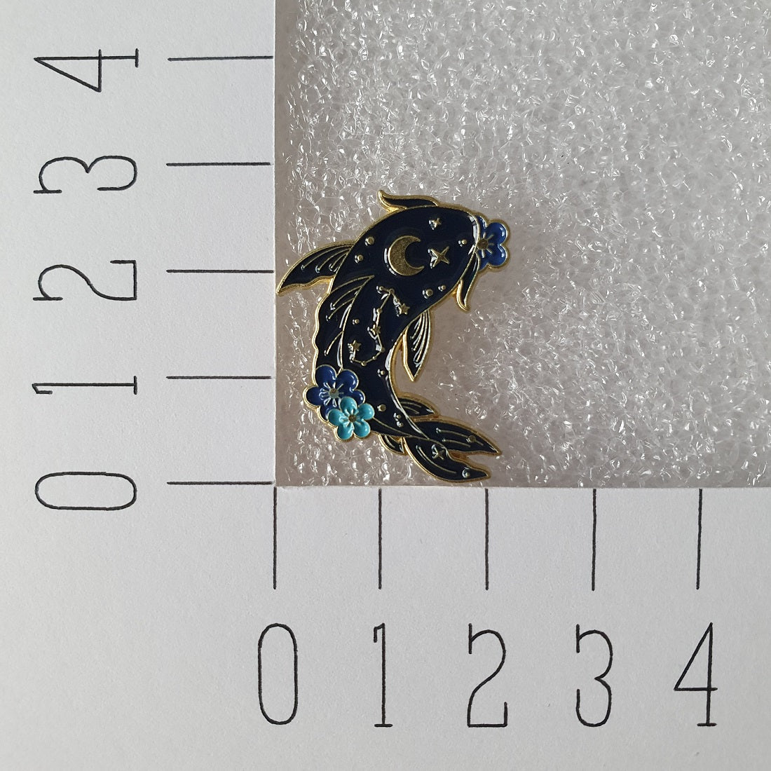 Enamel pin - Koi karper donker - Hobby en meer  