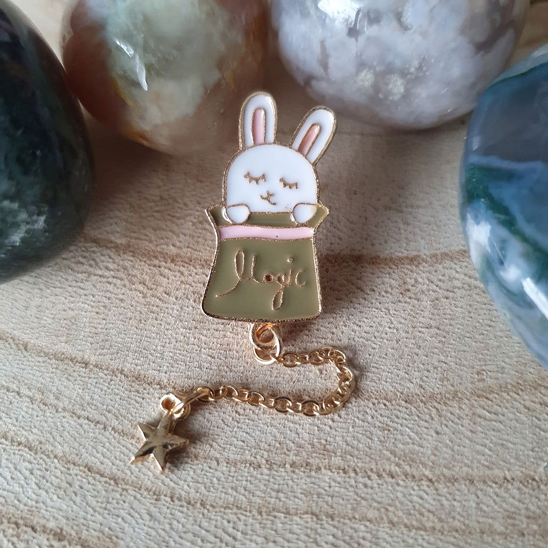 Enamel pin - Konijn in hoed groen - Hobby en meer  