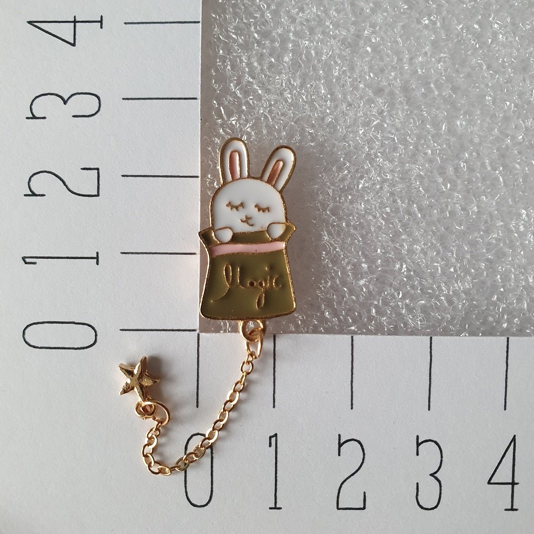 Enamel pin - Konijn in hoed groen - Hobby en meer  