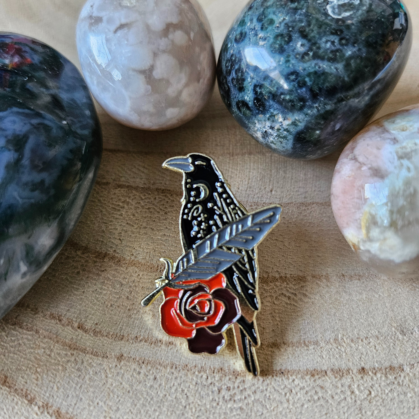 Enamel pin - Kraai met roos en veer - Hobby en meer  