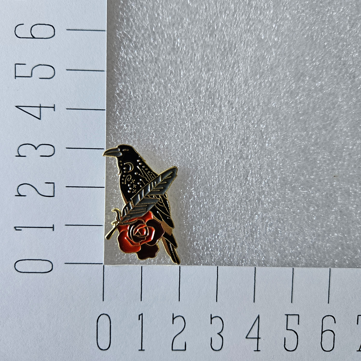 Enamel pin - Kraai met roos en veer - Hobby en meer  