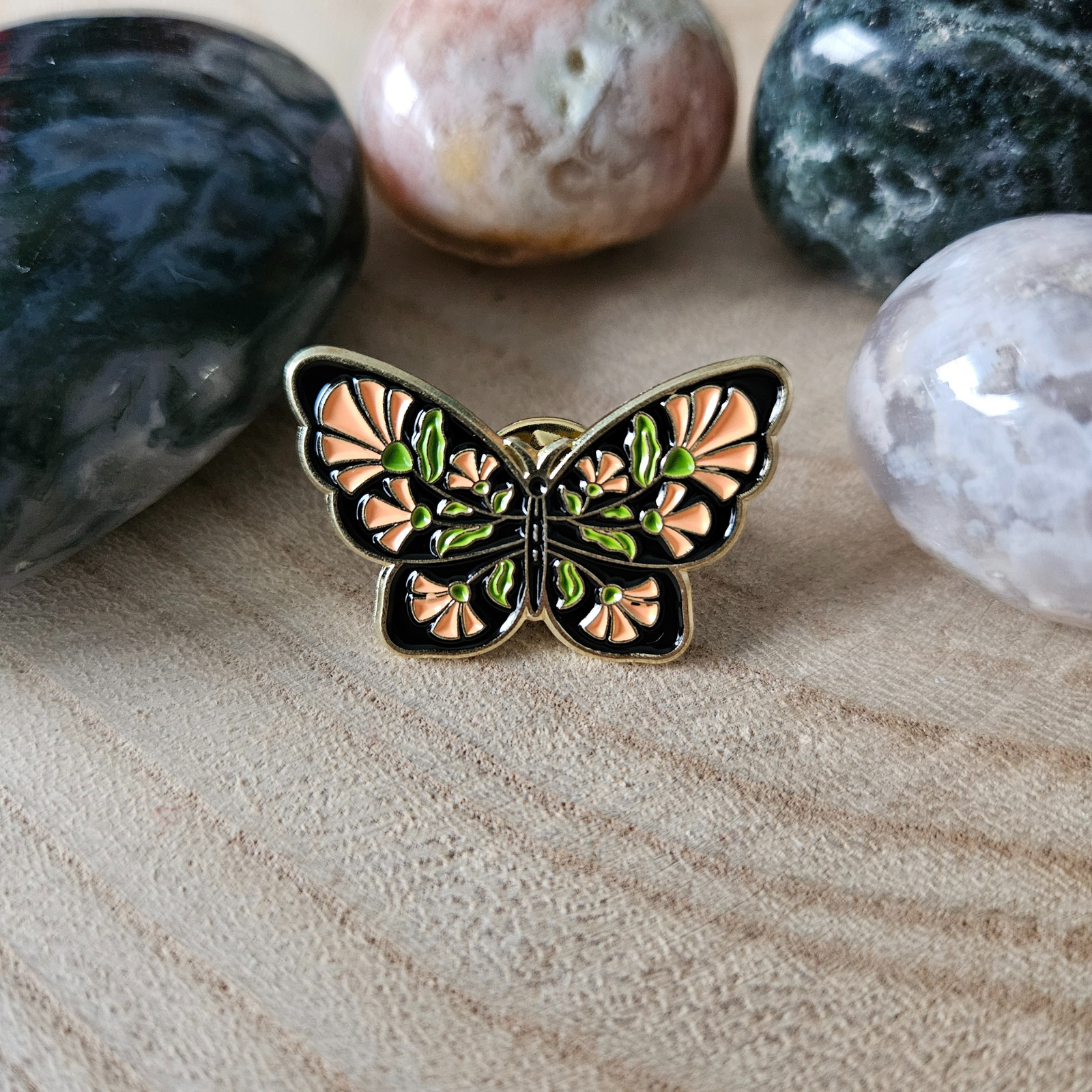 Enamel pin - Vlinder met oranje bloemen - Hobby en meer  
