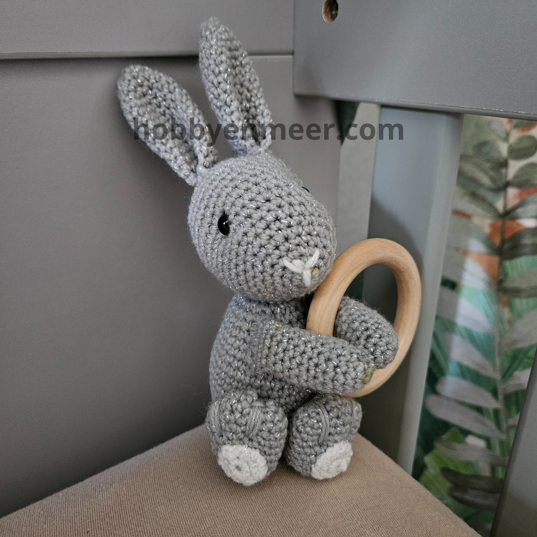 Konijntje op houten ring - Grijs - Hobby en meer  