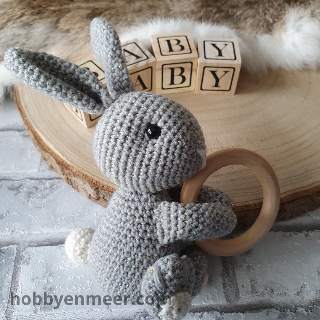 Konijntje op houten ring - Grijs - Hobby en meer  