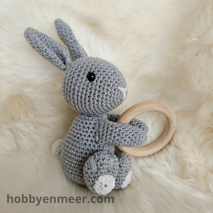 Konijntje op houten ring - Grijs - Hobby en meer  