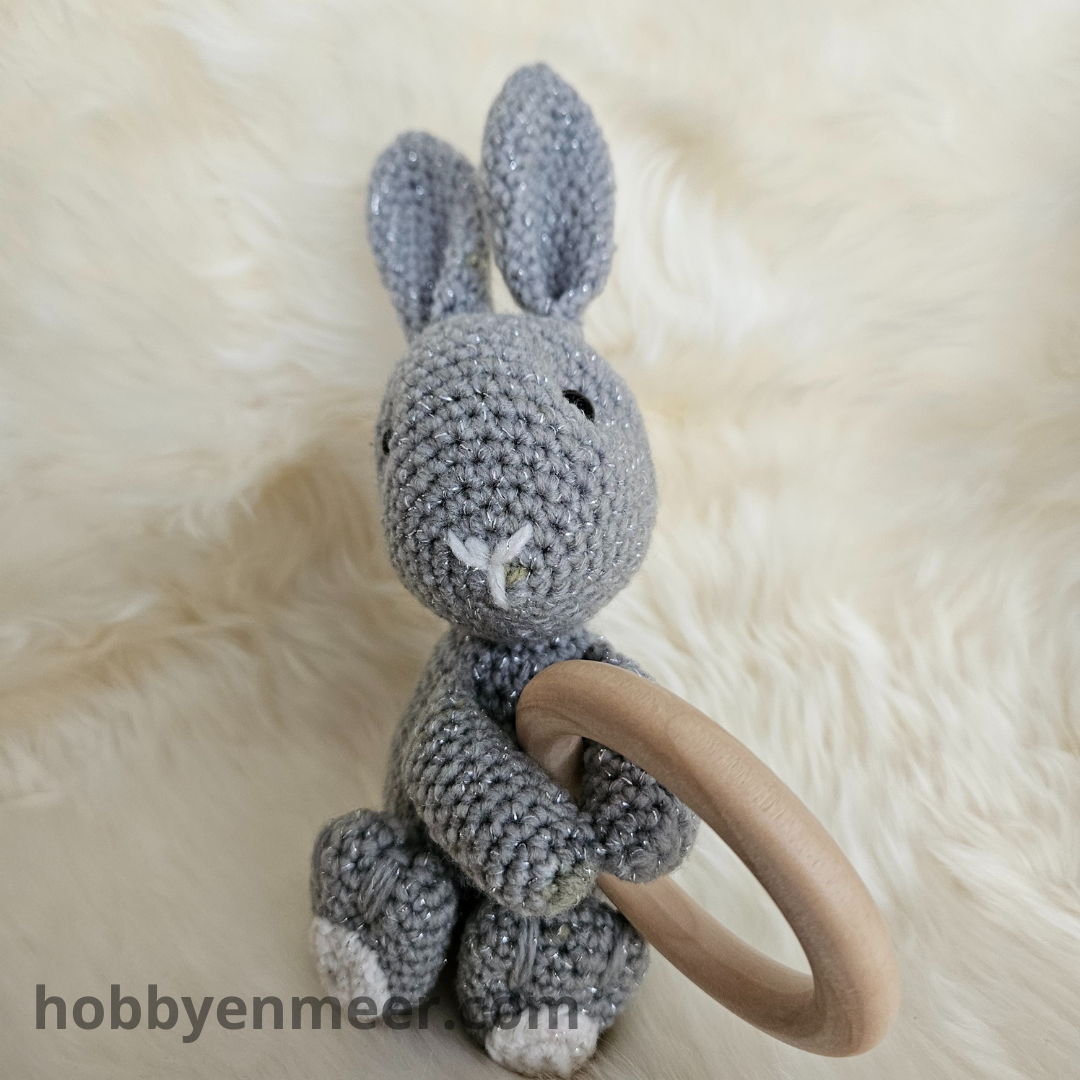 Konijntje op houten ring - Grijs - Hobby en meer  