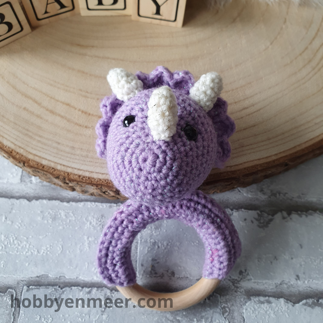 Rammelaar - Dino op houten ring - Paars - Hobby en meer  