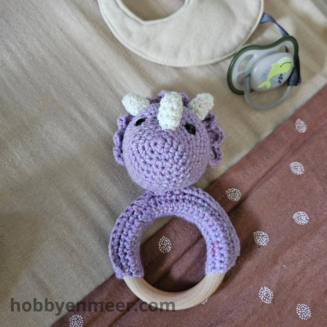 Rammelaar - Dino op houten ring - Paars - Hobby en meer  