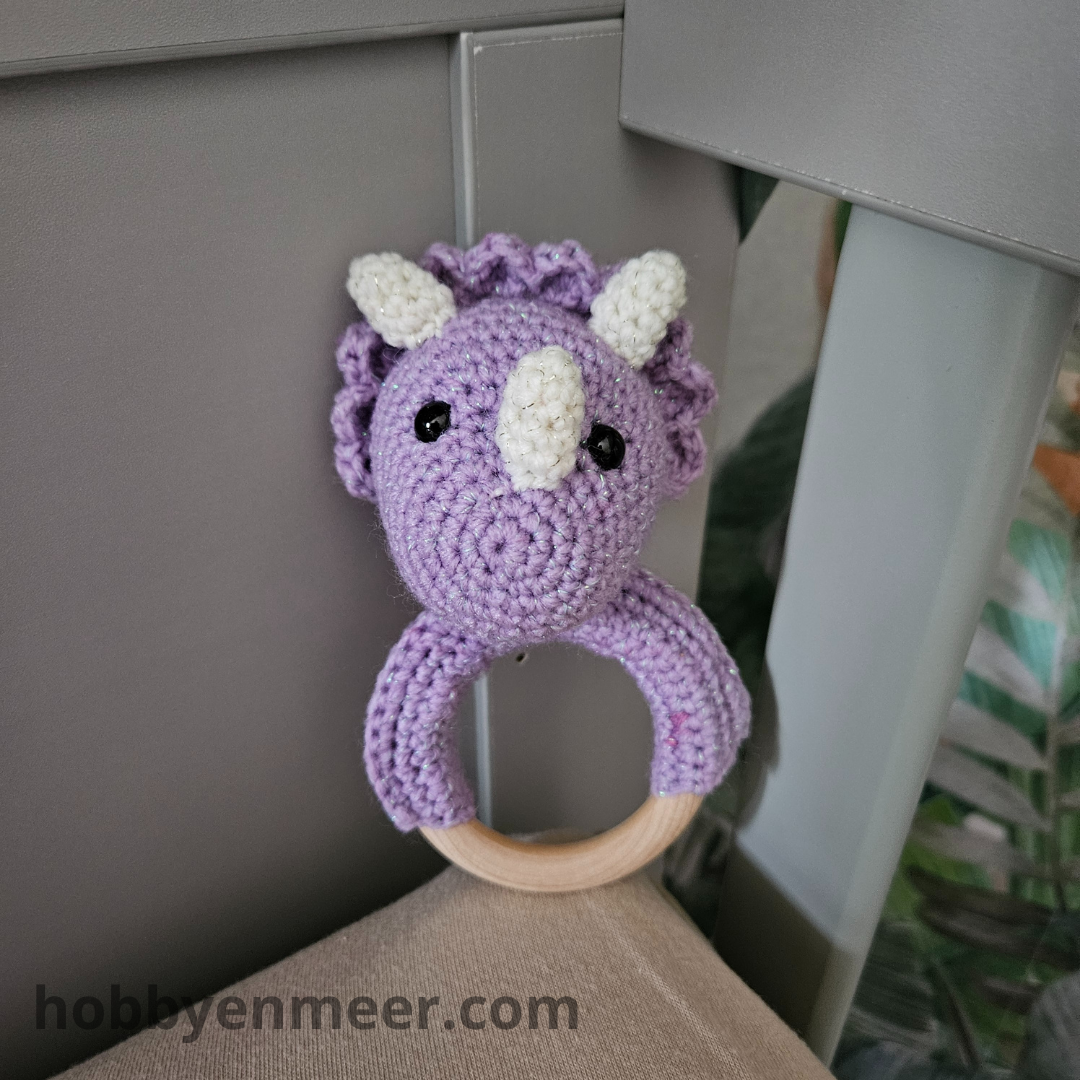 Rammelaar - Dino op houten ring - Paars - Hobby en meer  