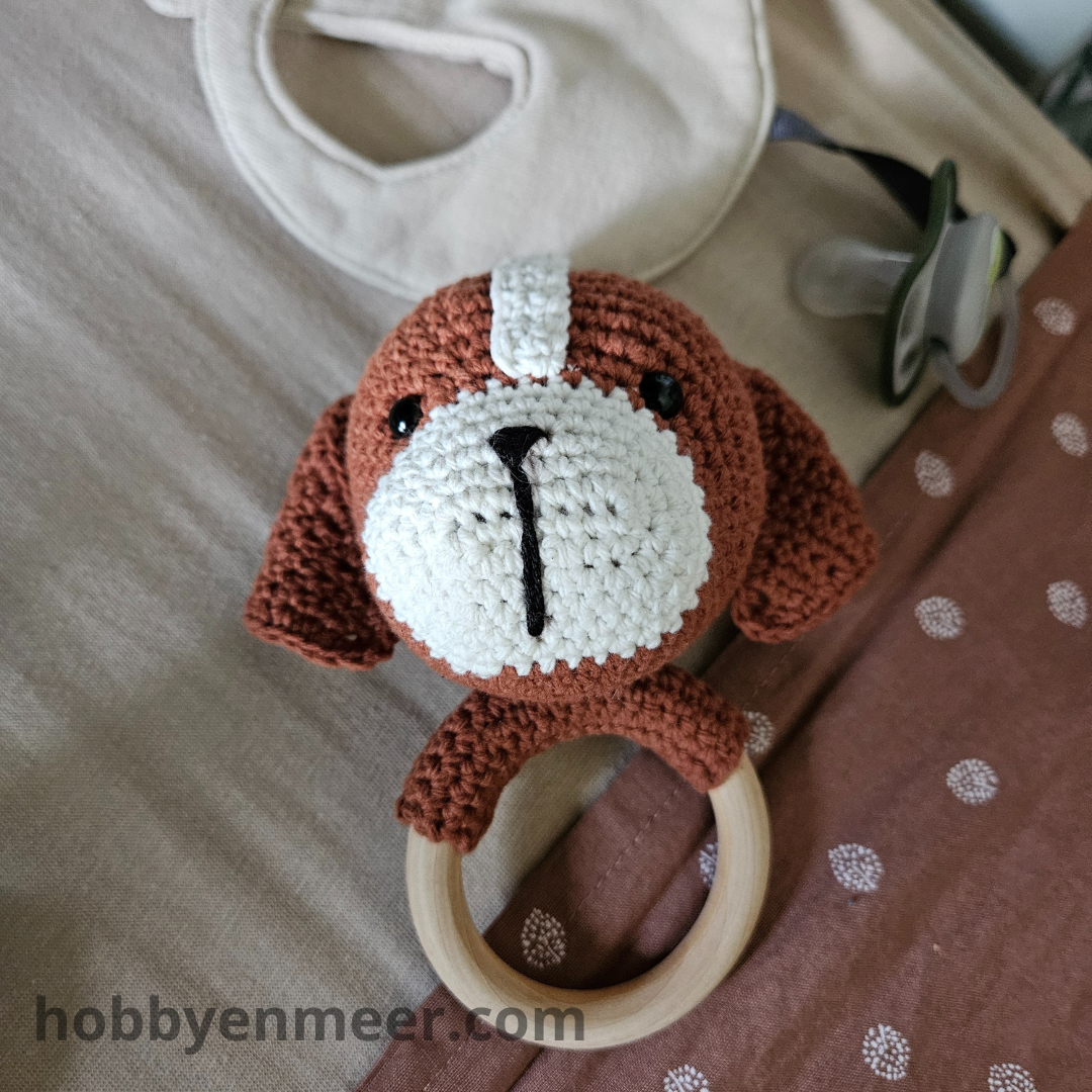 Rammelaar - Hondje op houten ring - Hobby en meer  